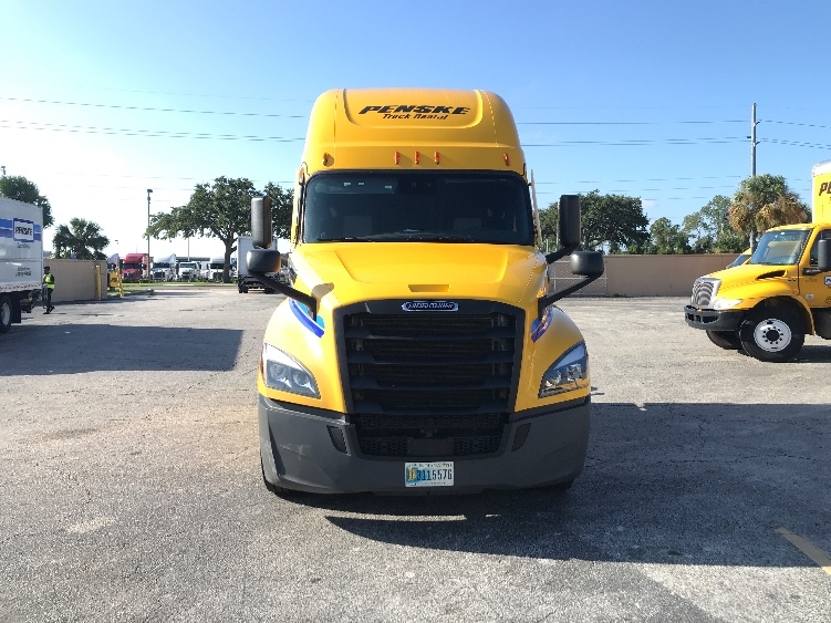 Used 2022 Freightliner Cascadia - photo 2