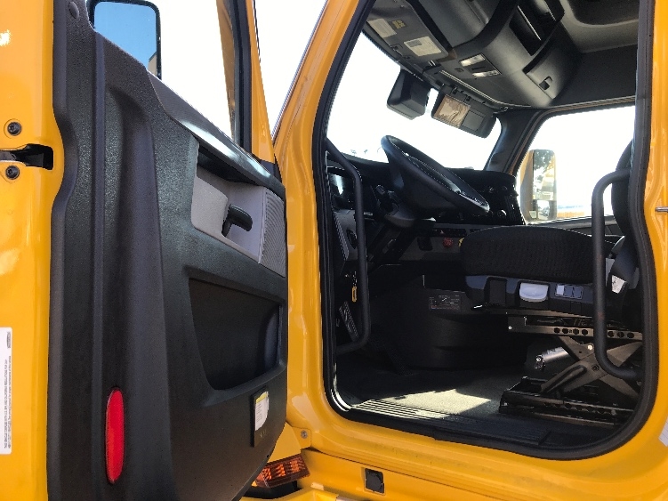 Used 2022 Freightliner Cascadia - photo 11