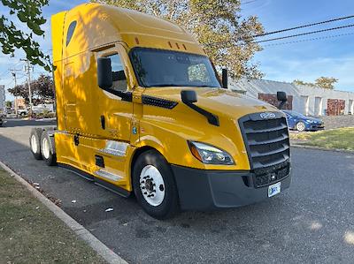 Used 2022 Freightliner Cascadia Detroit DD15AT Semi Truck with Sleeper Cab for sale #394422 - photo 1