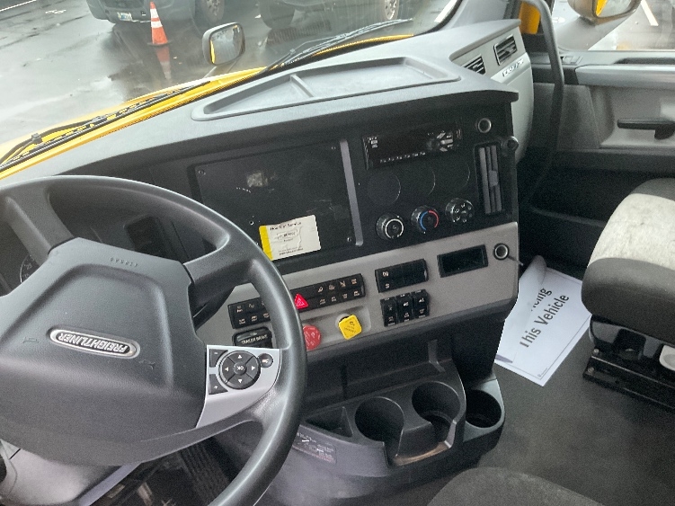 Used 2022 Freightliner Cascadia - photo 13
