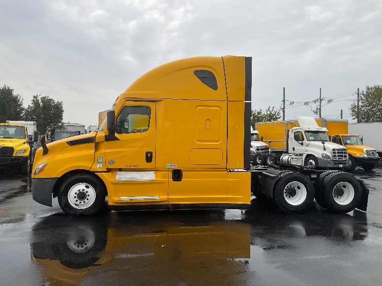 Used 2022 Freightliner Cascadia - photo 6