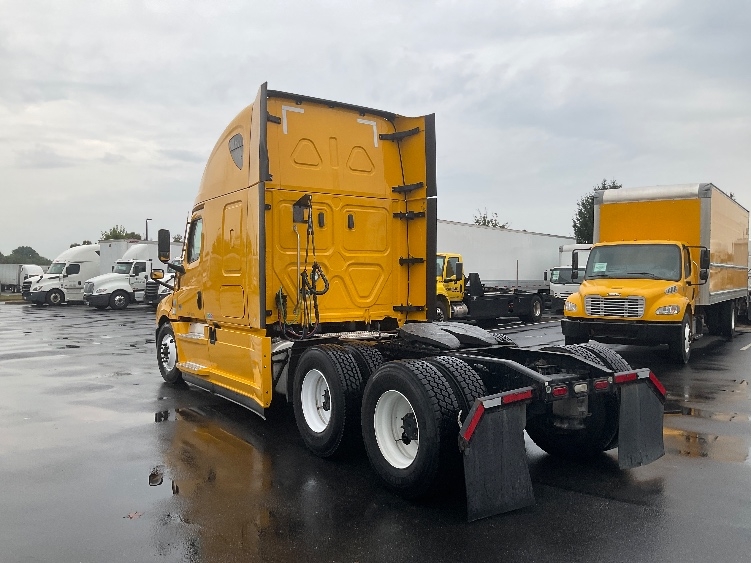Used 2022 Freightliner Cascadia - photo 7