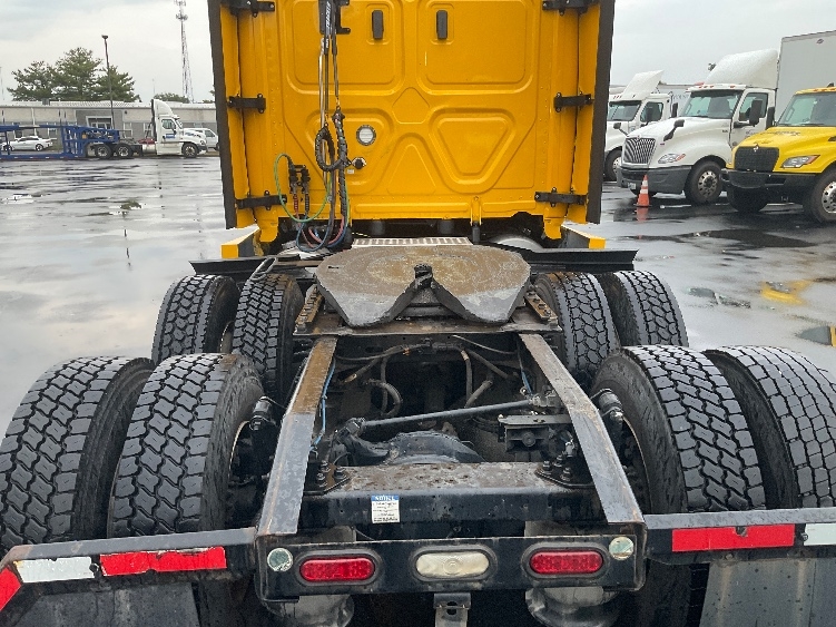 Used 2022 Freightliner Cascadia - photo 8