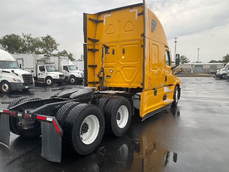 Used 2022 Freightliner Cascadia - photo 9