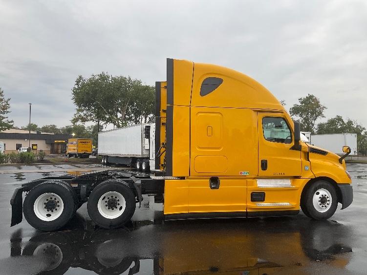 Used 2022 Freightliner Cascadia - photo 10