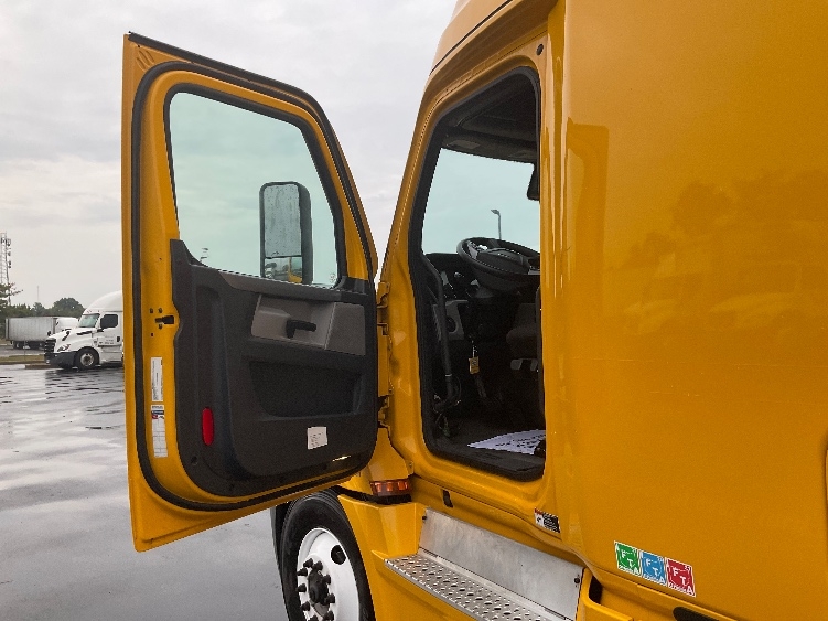 Used 2022 Freightliner Cascadia - photo 11