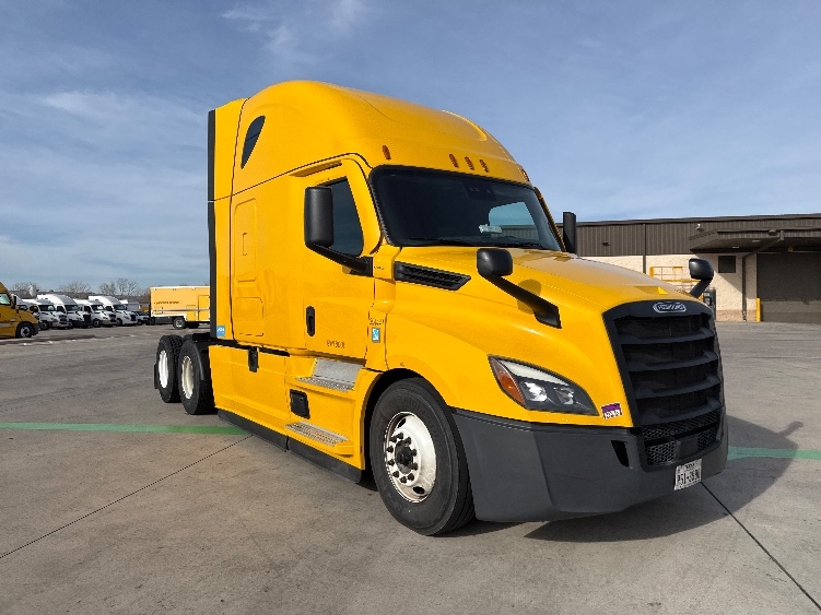 Used 2022 Freightliner Cascadia - photo 1