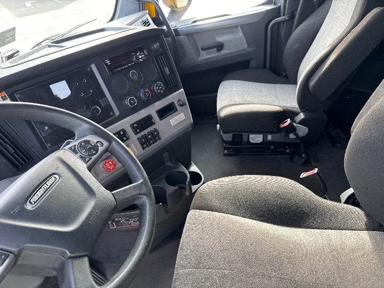 Used 2022 Freightliner Cascadia - photo 12