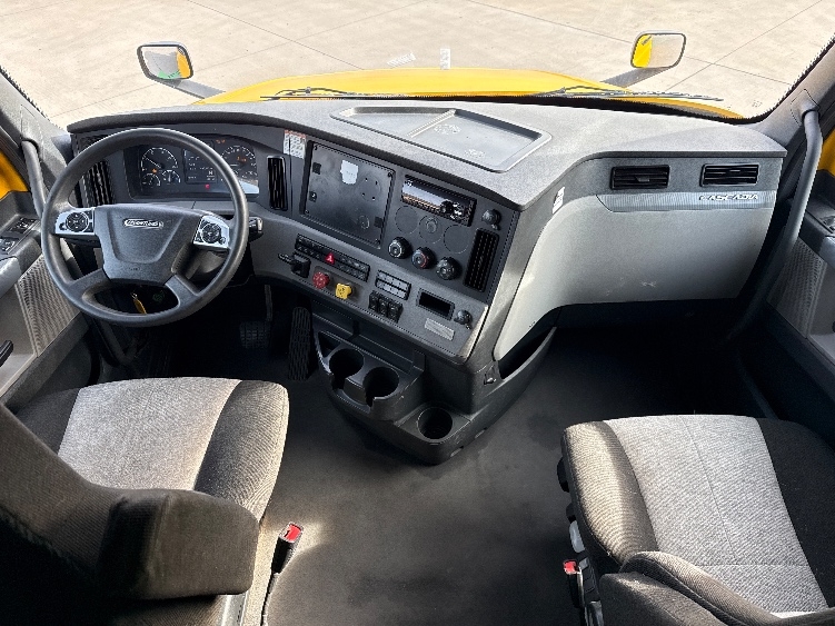 Used 2022 Freightliner Cascadia - photo 14