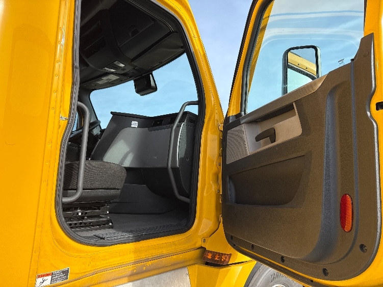 Used 2022 Freightliner Cascadia - photo 15