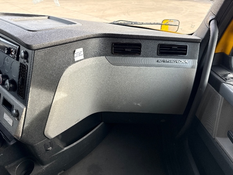 Used 2022 Freightliner Cascadia - photo 16