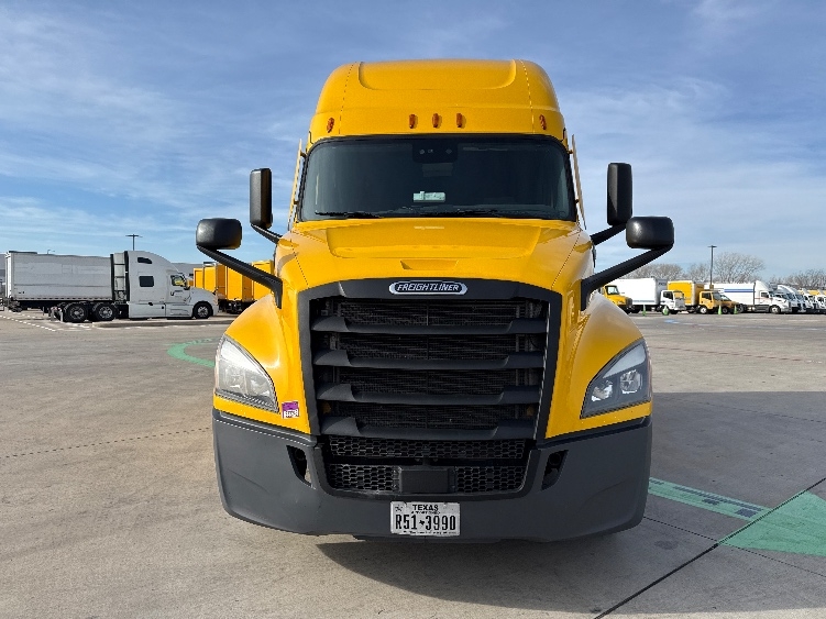 Used 2022 Freightliner Cascadia - photo 2