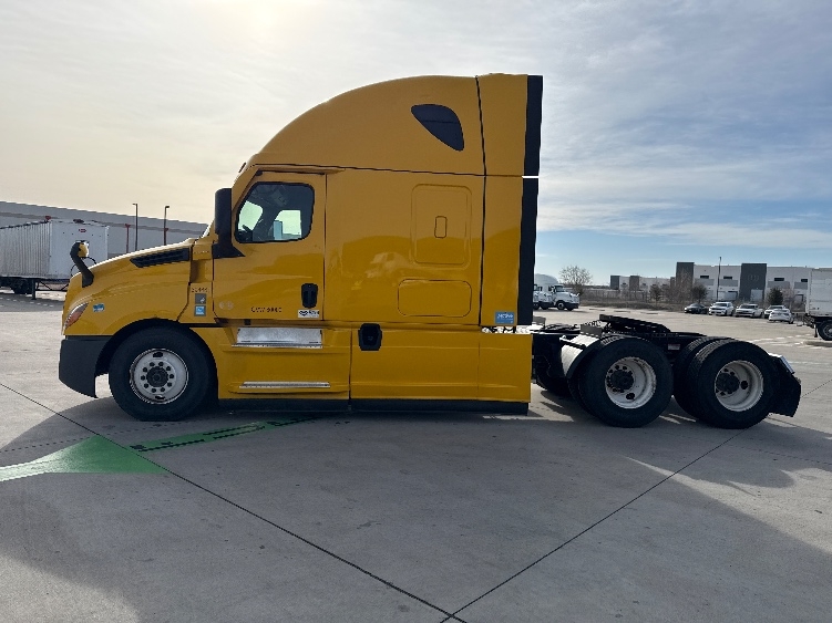 Used 2022 Freightliner Cascadia - photo 6