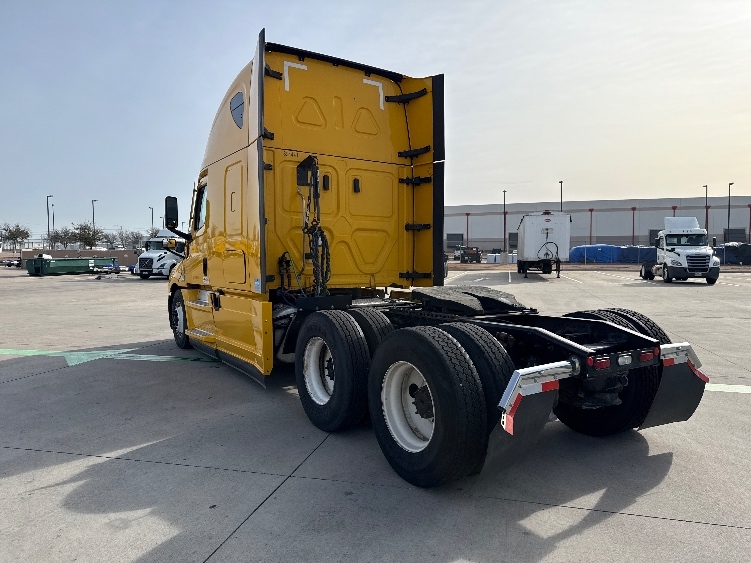 Used 2022 Freightliner Cascadia - photo 7