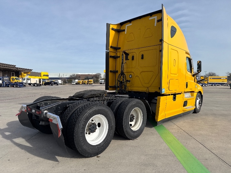 Used 2022 Freightliner Cascadia - photo 9