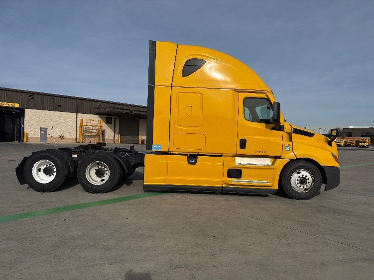 Used 2022 Freightliner Cascadia - photo 10