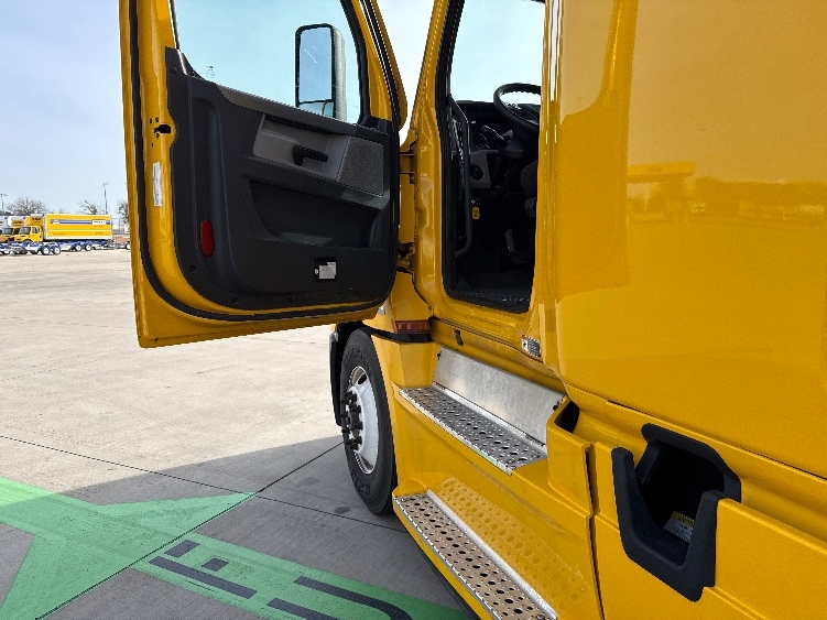 Used 2022 Freightliner Cascadia - photo 11