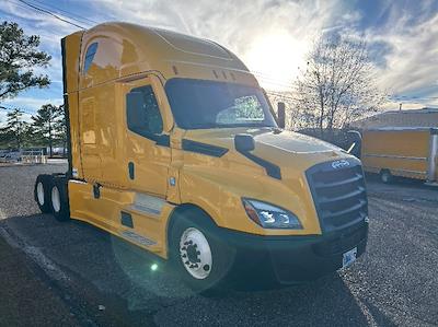 Used 2022 Freightliner Cascadia Detroit DD15AT Semi Truck with Sleeper Cab for sale #394446 - photo 1