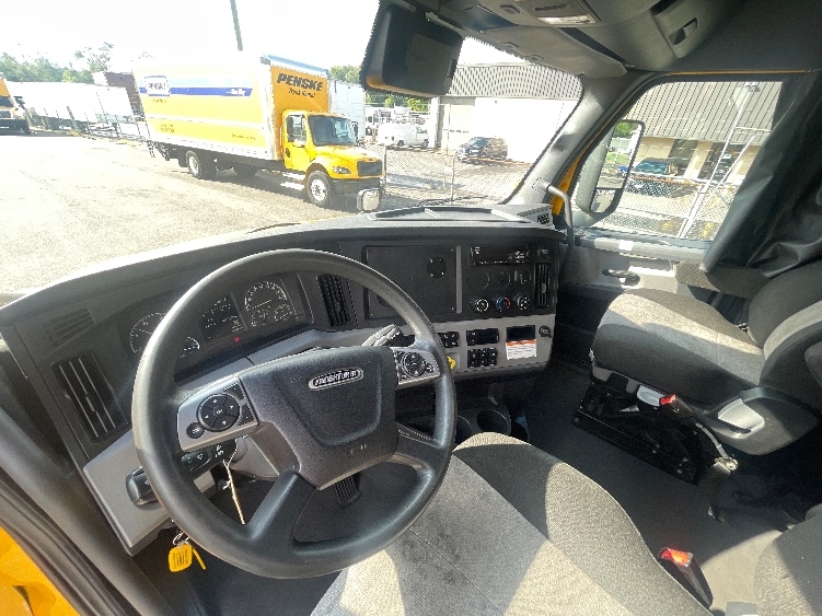 Used 2022 Freightliner Cascadia - photo 12