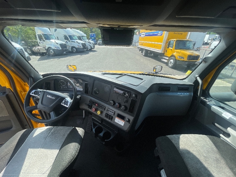 Used 2022 Freightliner Cascadia - photo 14