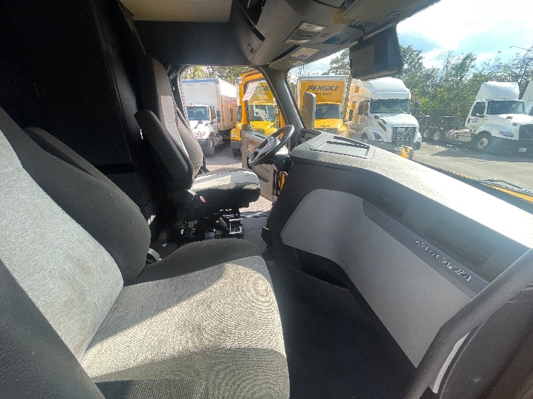 Used 2022 Freightliner Cascadia - photo 17