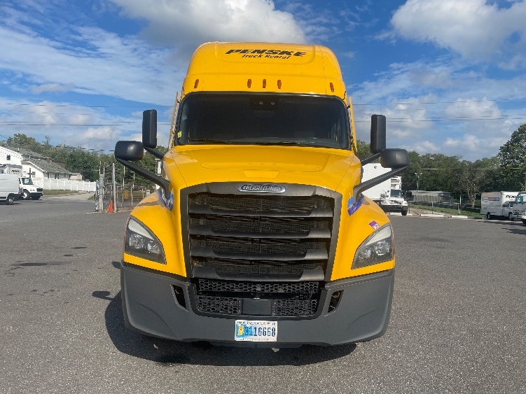 Used 2022 Freightliner Cascadia - photo 2