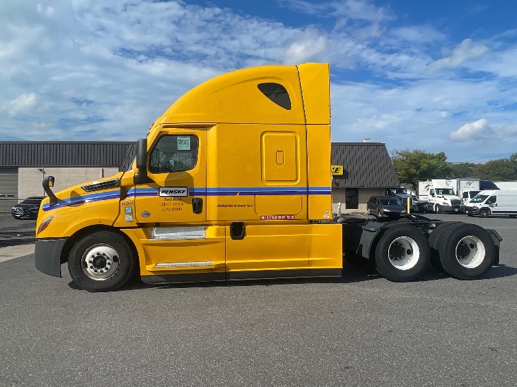 Used 2022 Freightliner Cascadia - photo 6