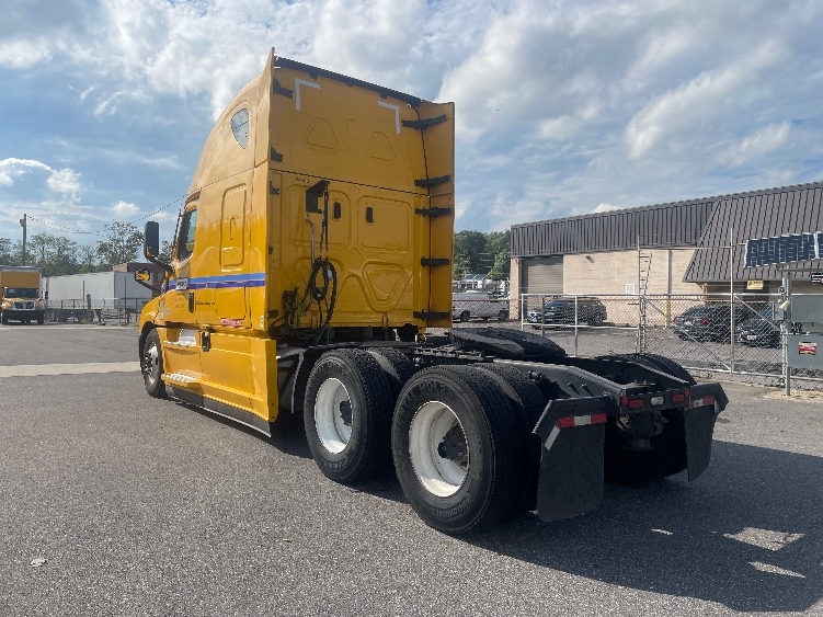 Used 2022 Freightliner Cascadia - photo 7