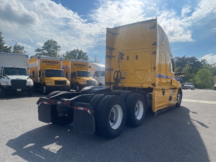 Used 2022 Freightliner Cascadia - photo 9