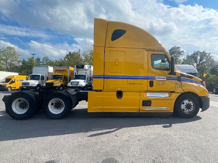 Used 2022 Freightliner Cascadia - photo 10