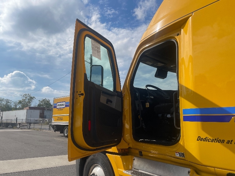 Used 2022 Freightliner Cascadia - photo 11