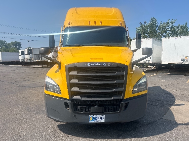 Used 2022 Freightliner Cascadia - photo 2