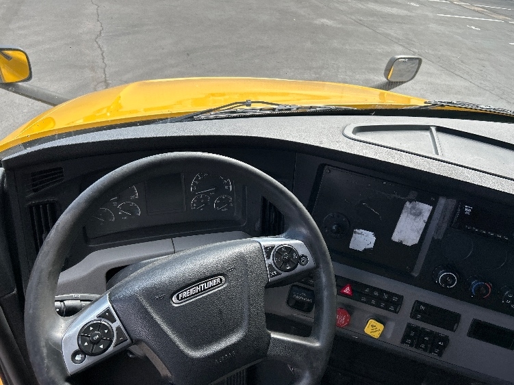 Used 2022 Freightliner Cascadia - photo 13