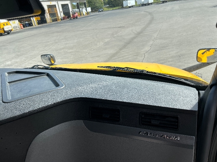 Used 2022 Freightliner Cascadia - photo 16