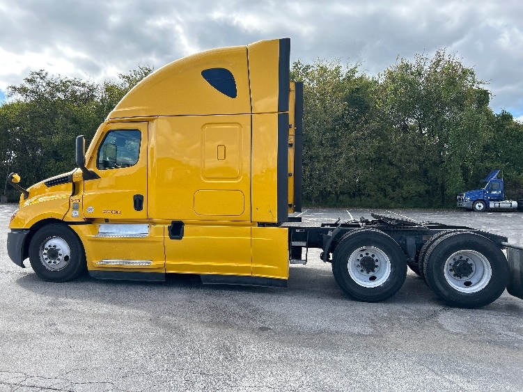 Used 2022 Freightliner Cascadia - photo 6