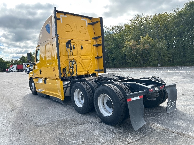 Used 2022 Freightliner Cascadia - photo 7