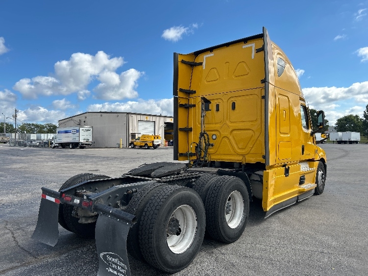 Used 2022 Freightliner Cascadia - photo 9
