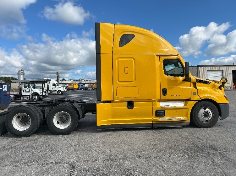 Used 2022 Freightliner Cascadia - photo 10