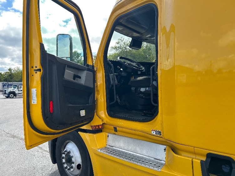 Used 2022 Freightliner Cascadia - photo 11