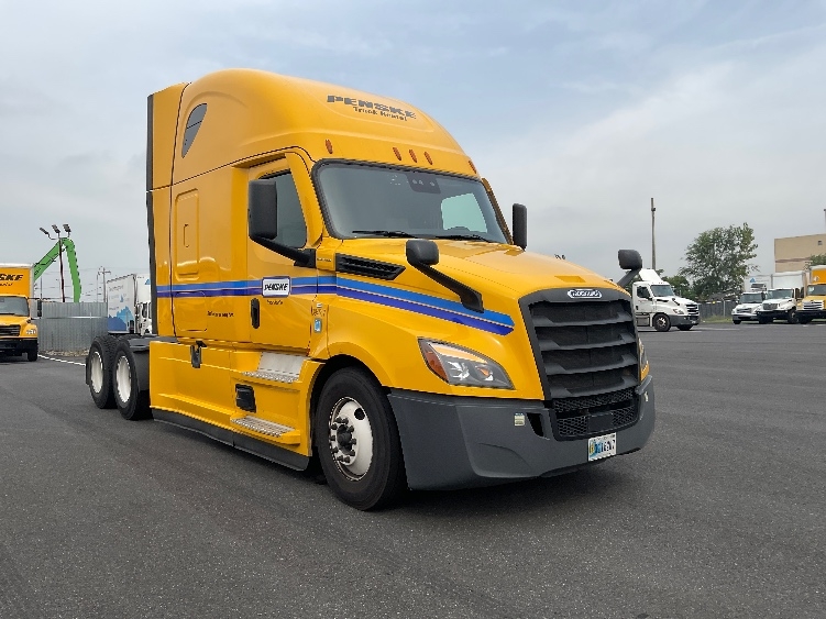 Used 2022 Freightliner Cascadia - photo 1
