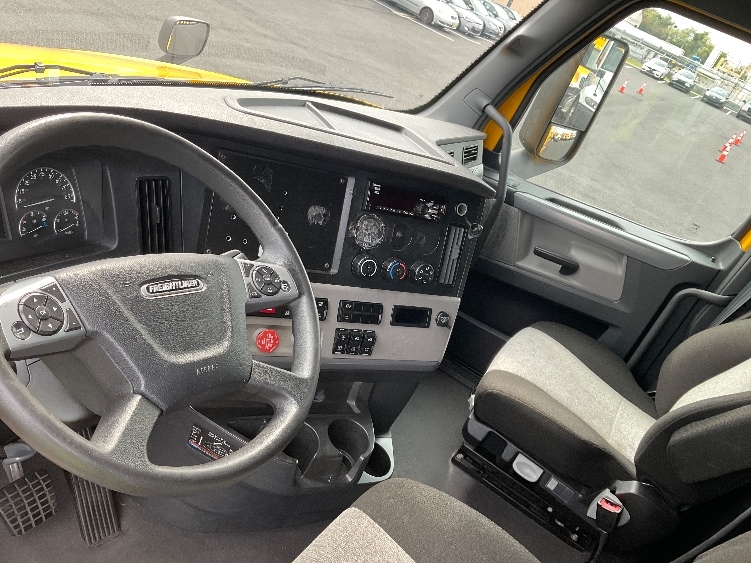 Used 2022 Freightliner Cascadia - photo 12