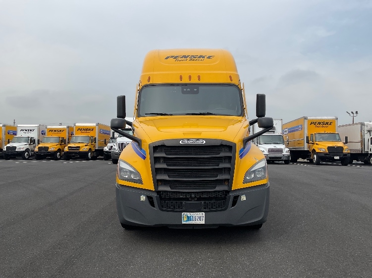 Used 2022 Freightliner Cascadia - photo 2