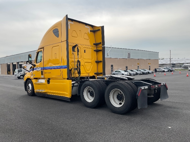 Used 2022 Freightliner Cascadia - photo 7