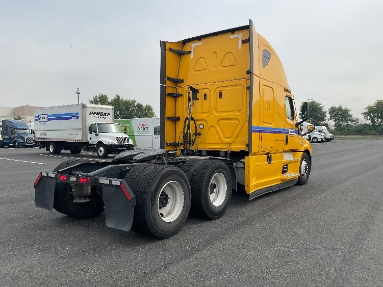 Used 2022 Freightliner Cascadia - photo 9