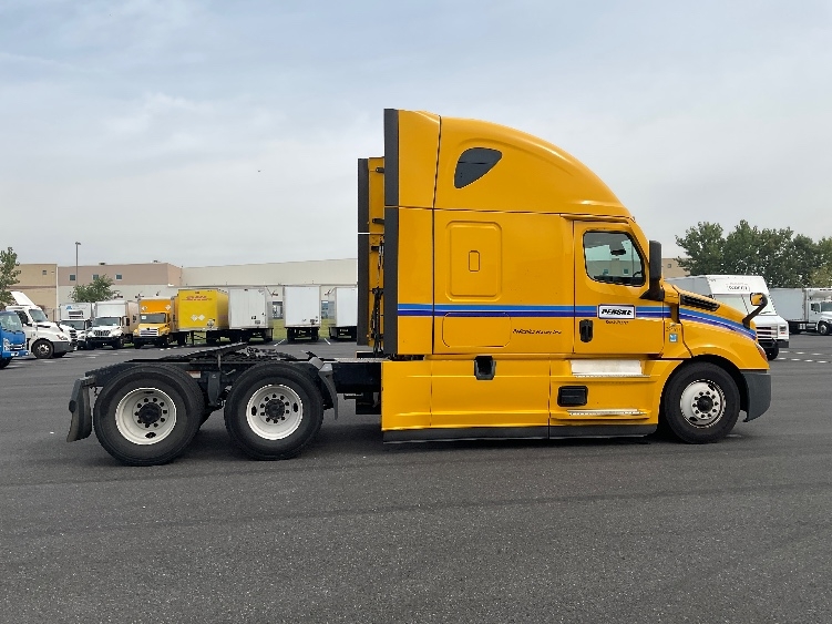 Used 2022 Freightliner Cascadia - photo 10