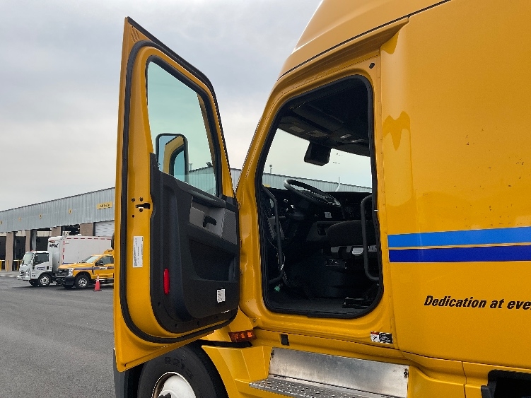 Used 2022 Freightliner Cascadia - photo 11