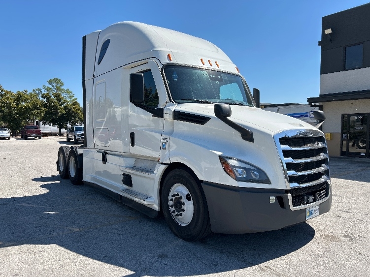 Used 2021 Freightliner Cascadia - photo 1