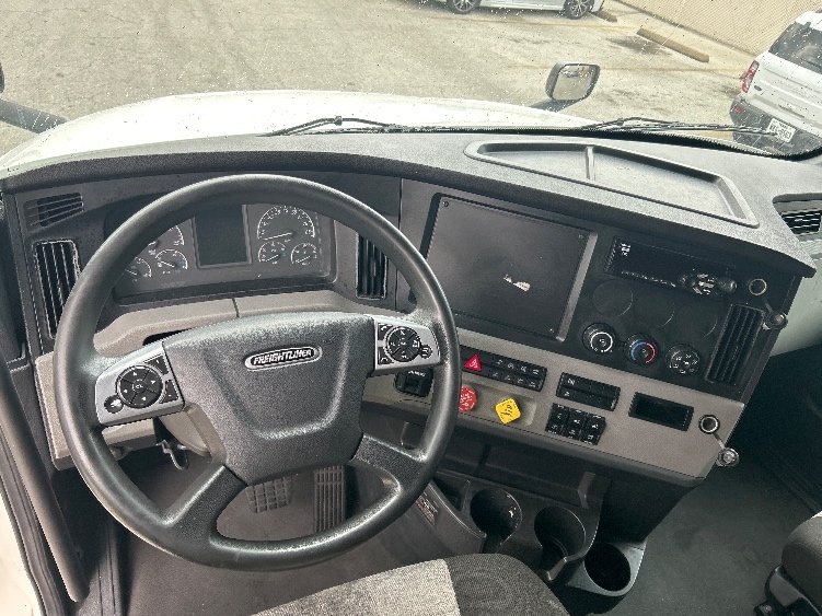 Used 2021 Freightliner Cascadia - photo 12