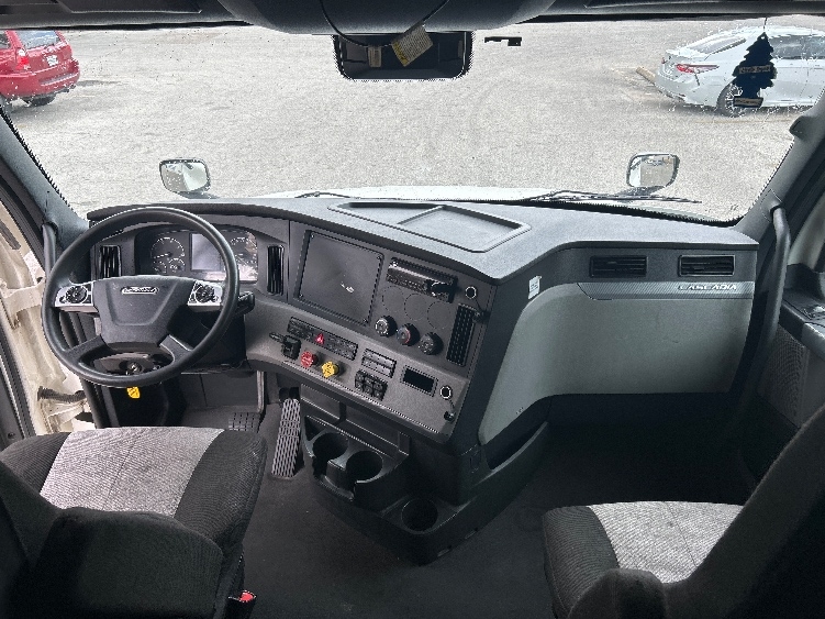 Used 2021 Freightliner Cascadia - photo 13