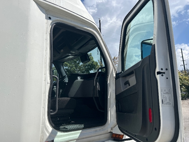 Used 2021 Freightliner Cascadia - photo 14